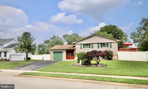 10 Emmett Dr, Waterford Works, NJ 08089