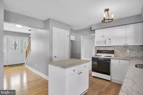 Entry Way - 6 Redbud Dr, Sicklerville, NJ 08081 photo 1 of 3