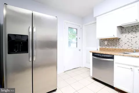 Entry Way - 821 Walnut Ave, Lindenwold, NJ 08021 photo 2 of 3