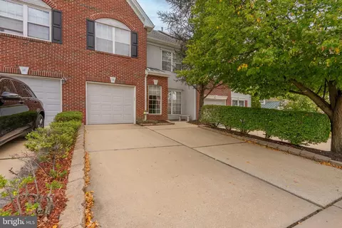16 La Costa Dr, Blackwood, NJ 08012