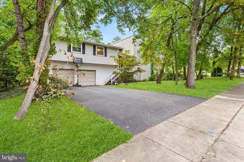 5 Bronwood Dr, Voorhees, NJ 08043