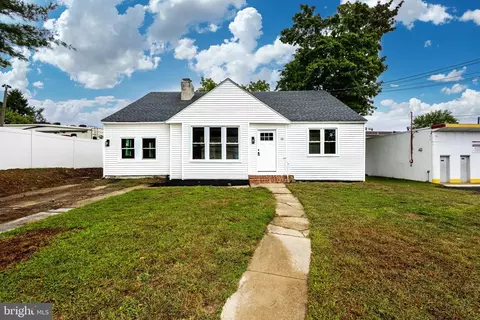 13 W Lake Ave, Blackwood, NJ 08012