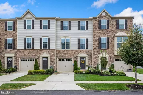102 Village Green Ln, Sicklerville, NJ 08081