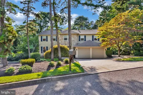 1 Chadwick Ct, Voorhees, NJ 08043