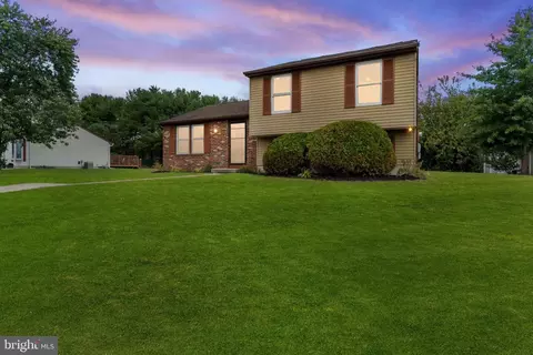 6 Drexel Ct, Sicklerville, NJ 08081