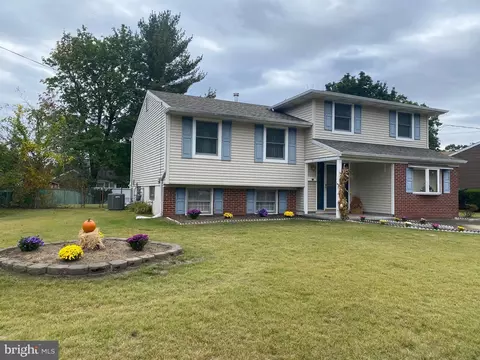 17 Hillside Rd, Stratford, NJ 08084