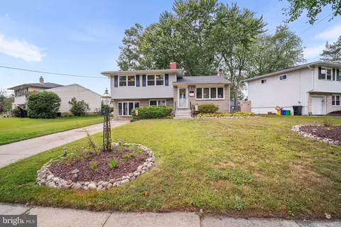 27 Timber Dr, Barrington, NJ 08007
