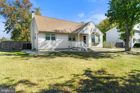 4 Lynn Dr, Sicklerville, NJ 08081