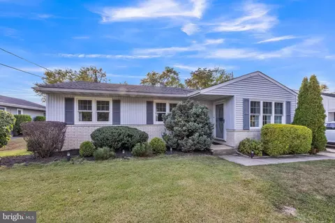 602 Otter Branch Dr, Magnolia, NJ 08049