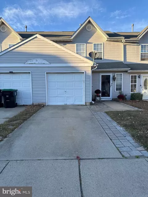 102 High Meadows Dr, Sicklerville, NJ 08081