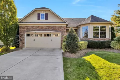 2 Leonardo Ln, West Berlin, NJ 08091