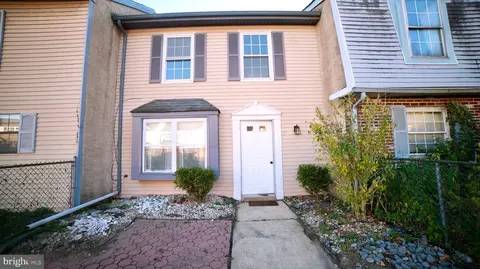 16 Presidential Dr, Sicklerville, NJ 08081