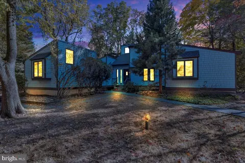 24 Robin Lake Dr, Cherry Hill, NJ 08003