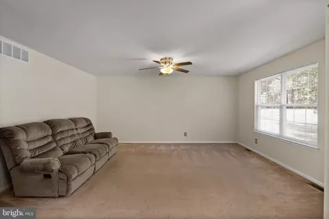Living - 5 E Judith Dr, Hammonton, NJ 08037 photo 2 of 4