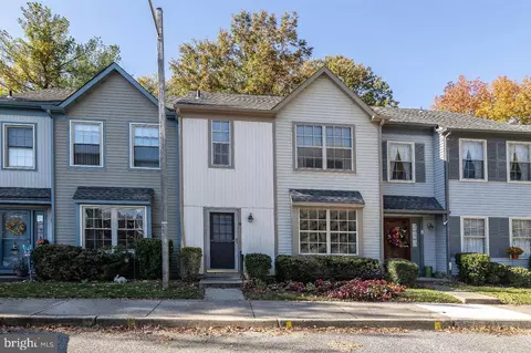 8 Village Ct, Audubon, NJ 08106