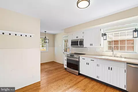 Entry Way - 600 Graisbury Ave, Haddonfield, NJ 08033 photo 1 of 4