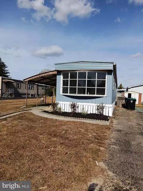 16 Oak Dr, Sicklerville, NJ 08081