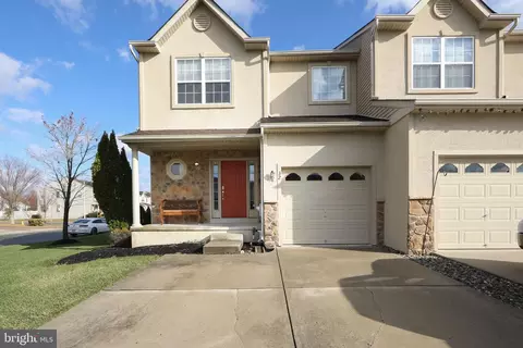 32 Glacier Dr, Berlin, NJ 08009