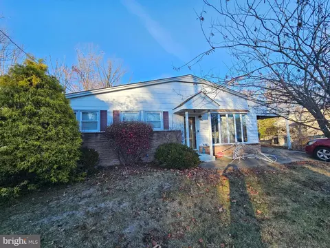 811 Aston Martin Dr, Lindenwold, NJ 08021