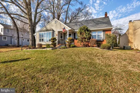 69 Brown Ave, Bellmawr, NJ 08031