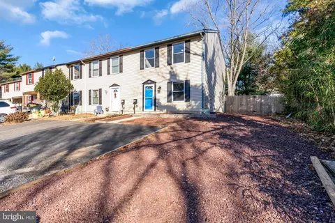 529 W Loch Lomond Dr, Sicklerville, NJ 08081