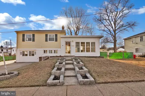 17 Gloucester Ave, Somerdale, NJ 08083
