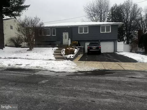 6 Bellows Ln, Cherry Hill, NJ 08002