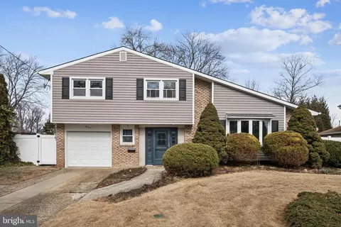 621 Beverly Dr, Magnolia, NJ 08049