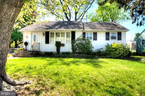 330 Dearborne Ave, Blackwood, NJ 08012