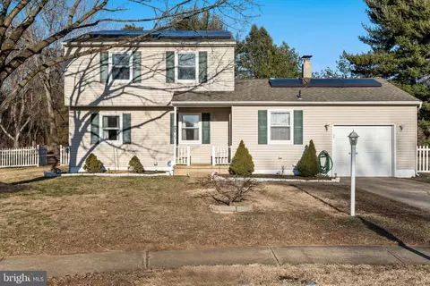20 Spring Hollow Dr, Sicklerville, NJ 08081