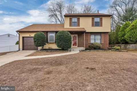 12 Sunset Dr, Clementon, NJ 08021