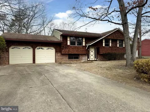 211 Centaurian Dr, West Berlin, NJ 08091