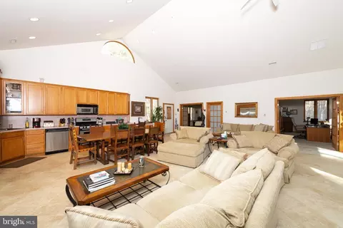 Entry Way - 33 Braddock Ave, Hammonton, NJ 08037 photo 2 of 6