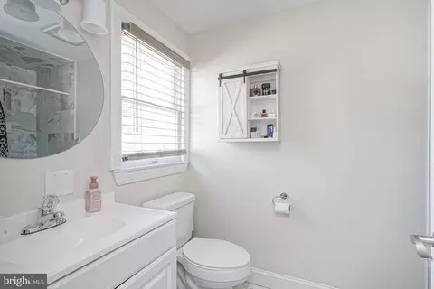 Bath - 19 E Judith Dr, Hammonton, NJ 08037 photo 2 of 4