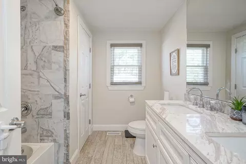 Bath - 19 E Judith Dr, Hammonton, NJ 08037 photo 3 of 4