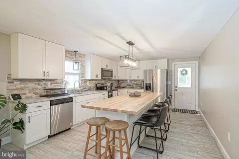 Kitchen - 19 E Judith Dr, Hammonton, NJ 08037 photo 2 of 3