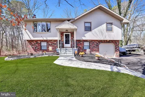 752 Fox Run Dr, Atco, NJ 08004