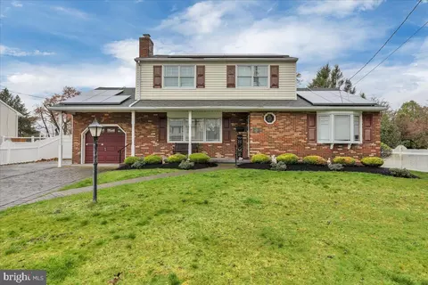 14 Woodlane Dr, Blackwood, NJ 08012