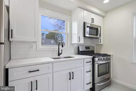 Kitchen - 221 Countiss Ave, Clementon, NJ 08021 photo 3 of 4