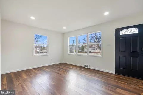 Living - 221 Countiss Ave, Clementon, NJ 08021 photo 3 of 4