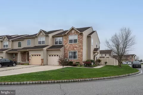 30 Glacier Dr, Berlin, NJ 08009