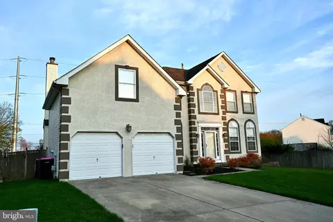 8 Aster Dr, Sicklerville, NJ 08081