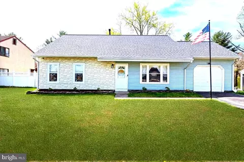 53 Pinewood Ln, Sicklerville, NJ 08081