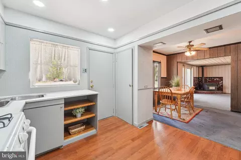 Entry Way - 2 Oakview Dr, Berlin, NJ 08009 photo 4 of 9