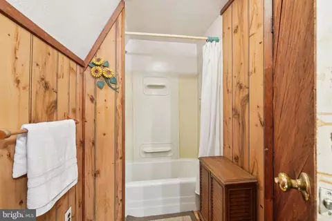Entry Way - 2 Oakview Dr, Berlin, NJ 08009 photo 7 of 9