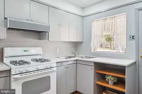 Kitchen - 2 Oakview Dr, Berlin, NJ 08009 photo 2 of 3