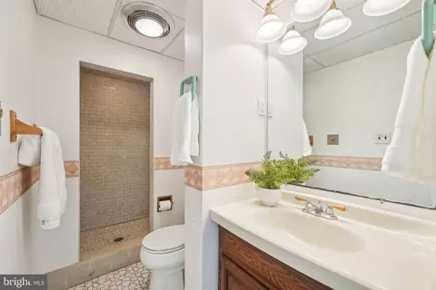 Bath - 2 Oakview Dr, Berlin, NJ 08009 photo 1 of 2