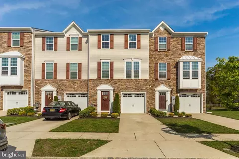 82 Village Green Ln, Sicklerville, NJ 08081