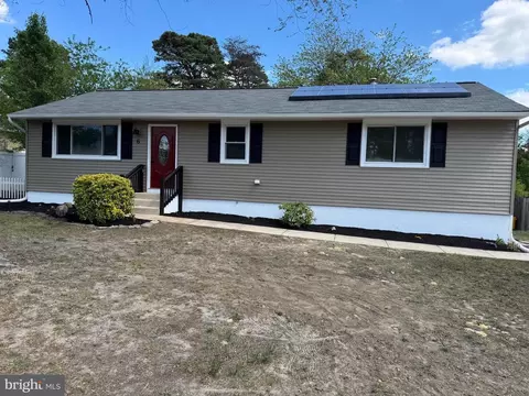 6 Holly Run Dr, Blackwood, NJ 08012