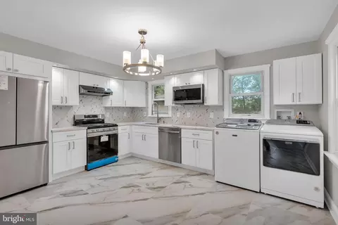 Entry Way - 819 Evesham Rd, Glendora, NJ 08029 photo 2 of 4